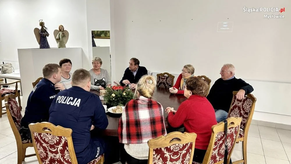 Policjanci na spotkaniu z seniorami w ramach Tygodnia Bezpieczeństwa dla Seniora
