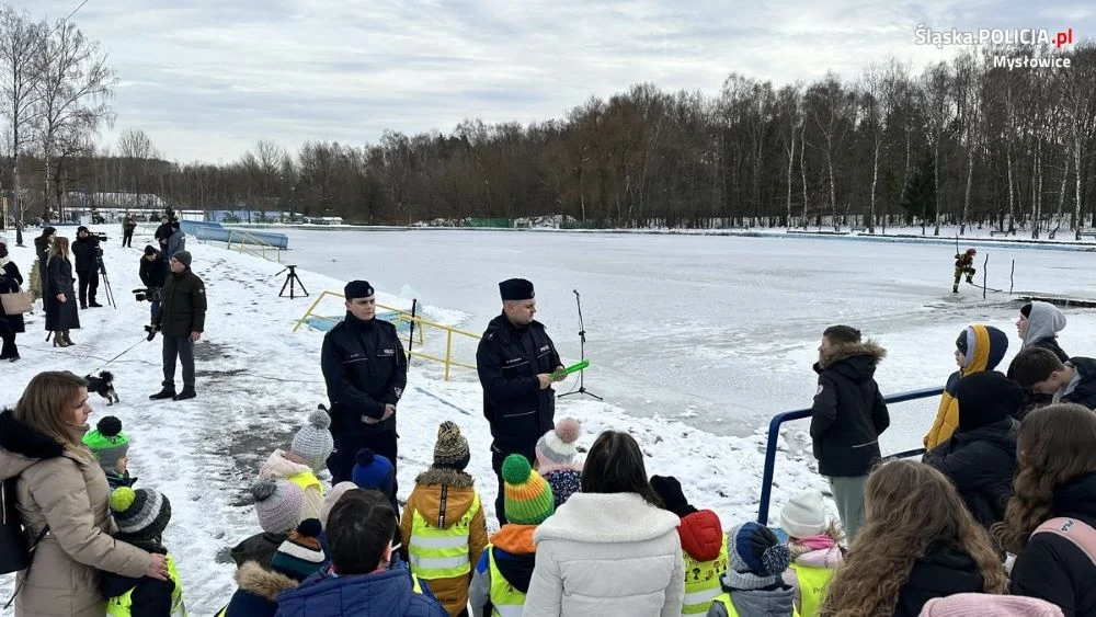 Mysłowiccy Policjanci i Strażacy o bezpieczeństwie na śniegu i lodzie
