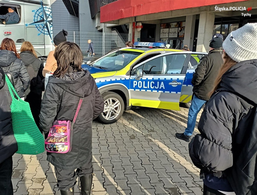 "Poznaj swój zawód". Spotkanie tyskich policjantów z ósmoklasistami