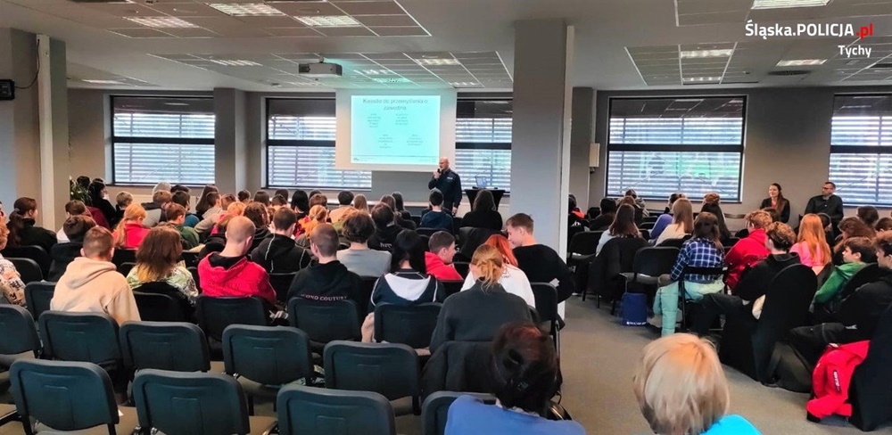 "Poznaj swój zawód". Spotkanie tyskich policjantów z ósmoklasistami