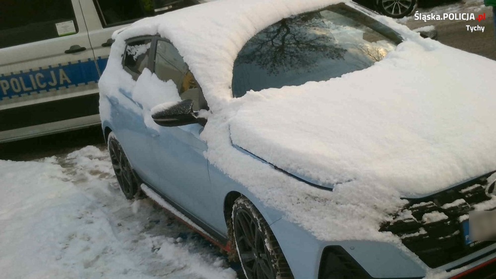 Kierujący nie widział za dużo, bo... "nie miał czasu odśnieżyć swojego samochodu"