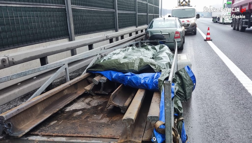 Przewozili skradzione tory kolejowe i weszli w kolizję. Zatrzymała ich policja