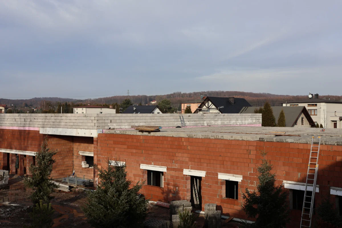 Trwa rozbudowa Szkoły Podstawowej nr 6 w Orzeszu Zawiści o nowe przedszkole