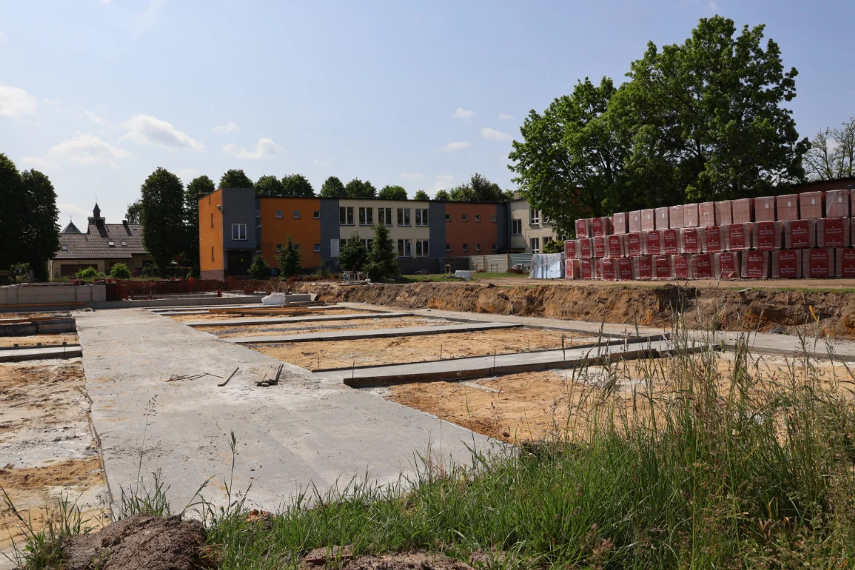 Trwa rozbudowa Szkoły Podstawowej nr 6 w Orzeszu Zawiści o nowe przedszkole