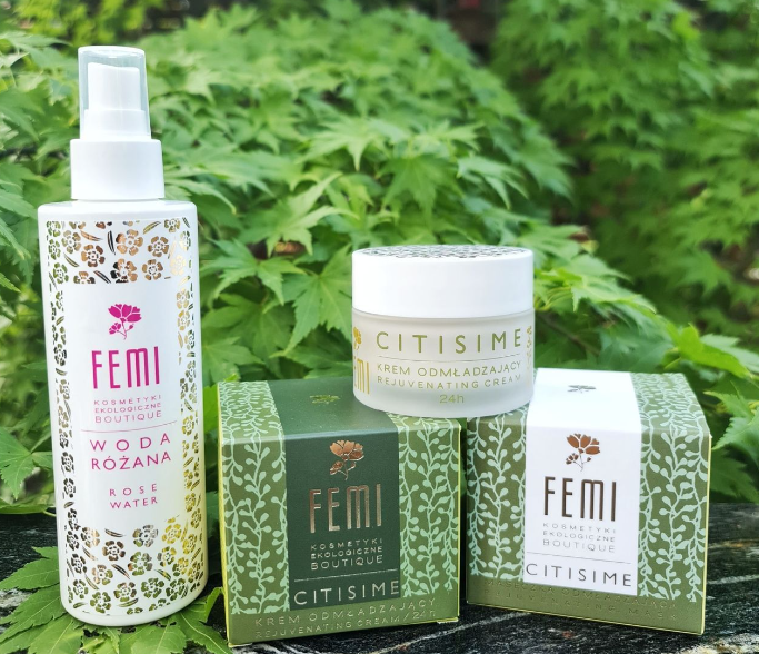 Naturalna woda różana - dlaczego warto po nią sięgać?