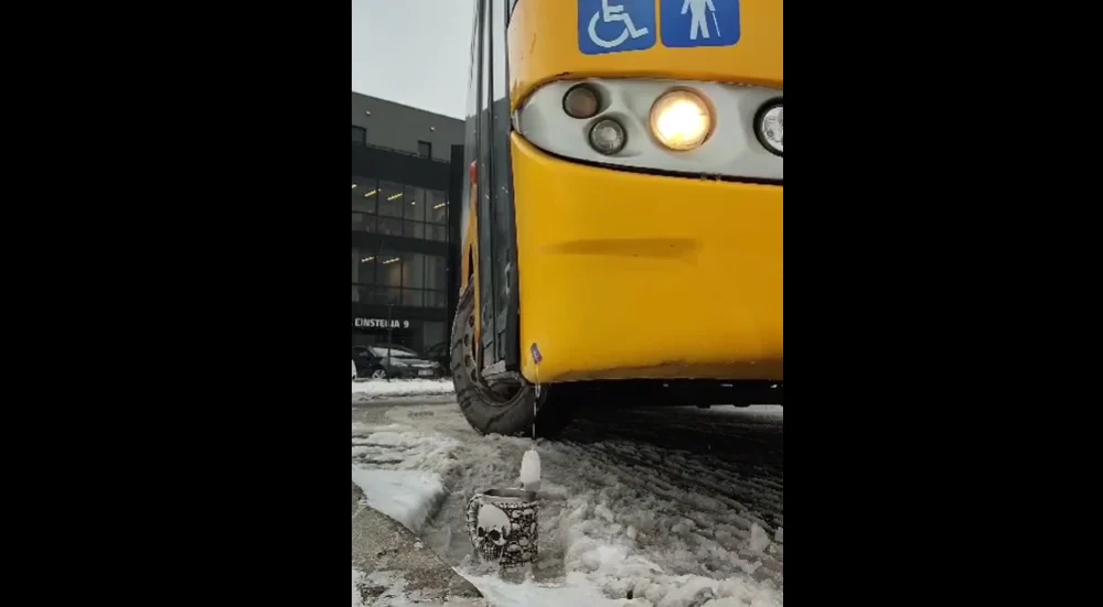 Kierowca autobusu parzy herbatę „po gliwicku”. Zobacz nagranie!