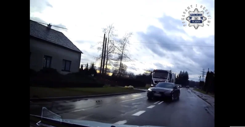 Skrajnie niebezpieczny manewr wyprzedzania w Gliwicach. Policjanci apelują o rozwagę! [WIDEO]