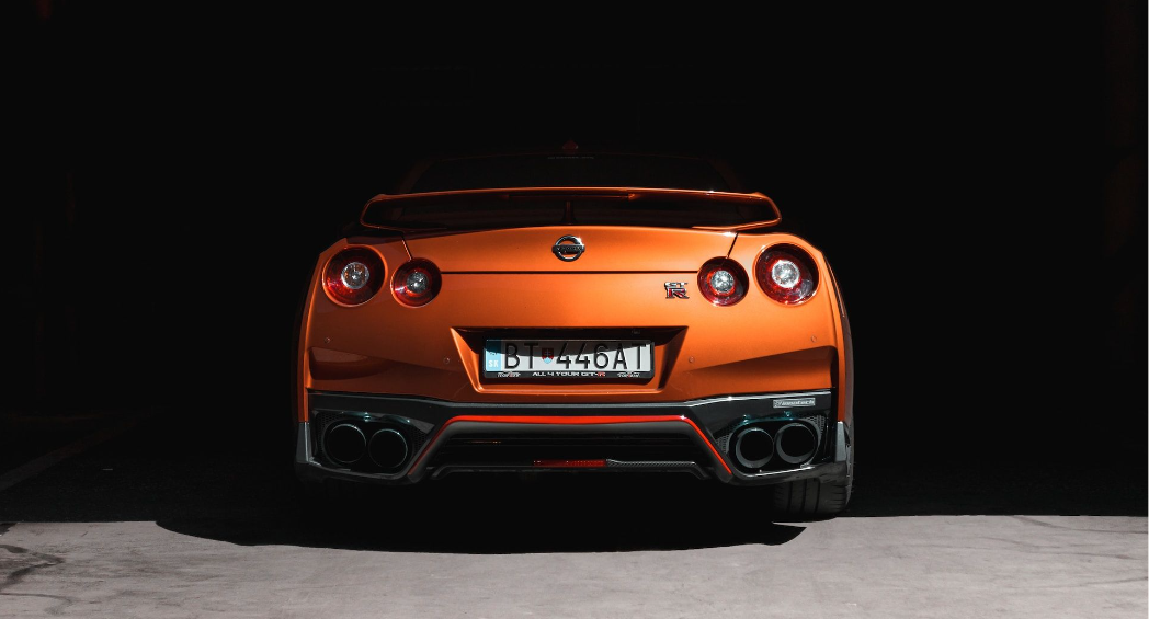 Podaruj emocje! Dlaczego voucher na jazdę po torze to idealny prezent?