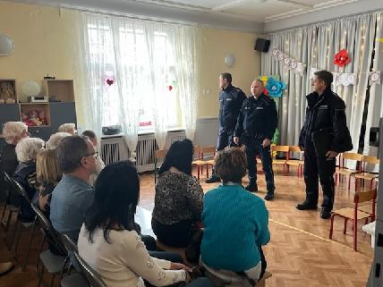 Jak nie dać się oszukać - dzielnicowi na spotkaniu z seniorami