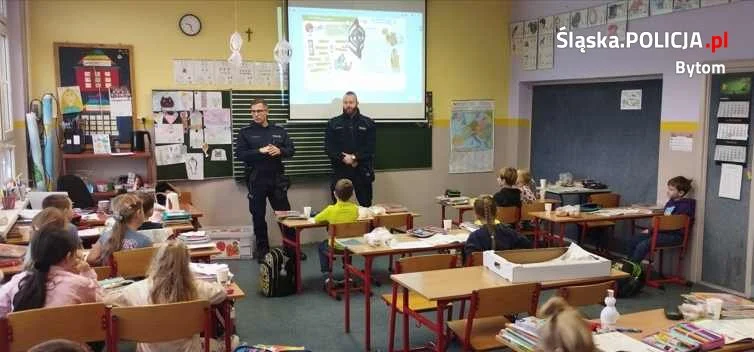 O bezpiecznych feriach zimowych w Bytomiu. Dzielnicowi spotkali się w uczniami