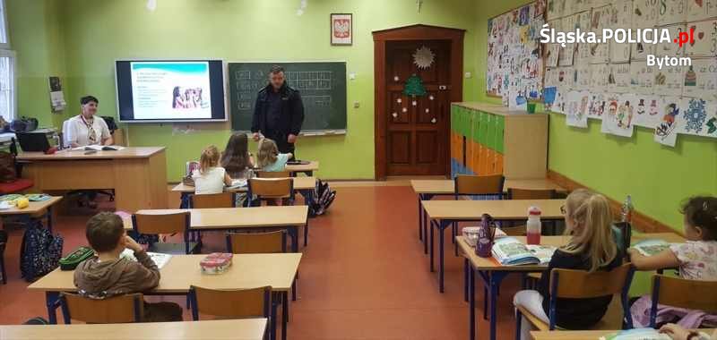 O bezpiecznych feriach zimowych w Bytomiu. Dzielnicowi spotkali się w uczniami