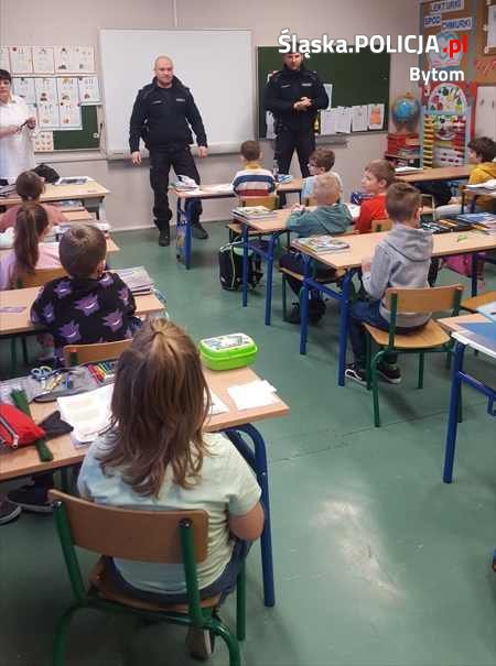 O bezpiecznych feriach zimowych w Bytomiu. Dzielnicowi spotkali się w uczniami