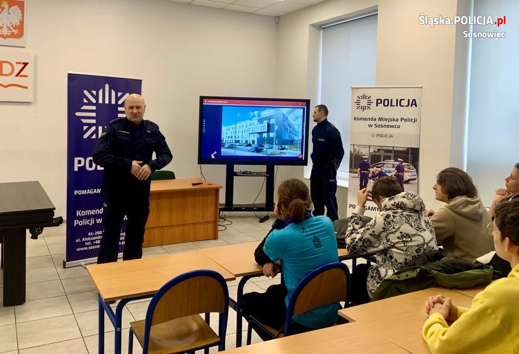 Sosnowieccy policjanci z uczniami o służbie w Policji