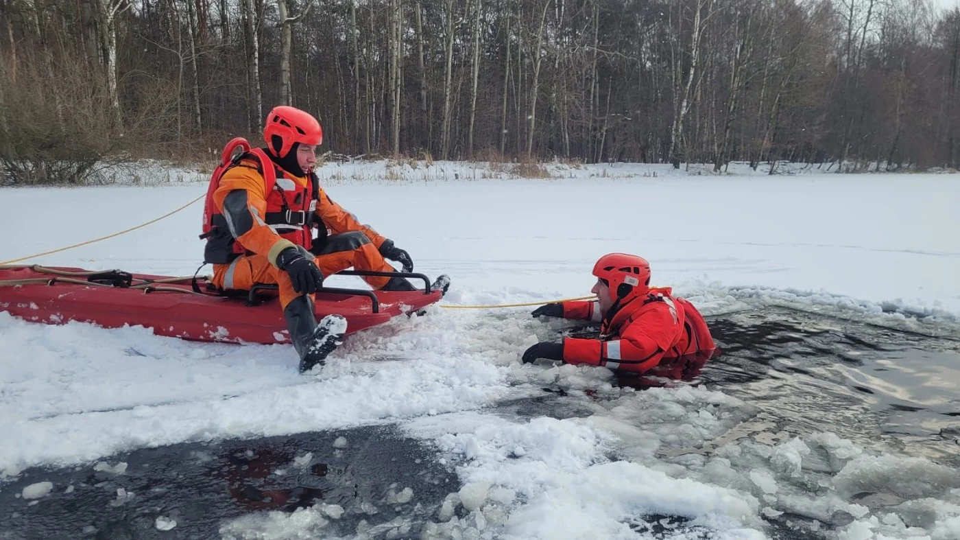Mikołowscy strażacy ćwiczyli na stawie Starganiec
