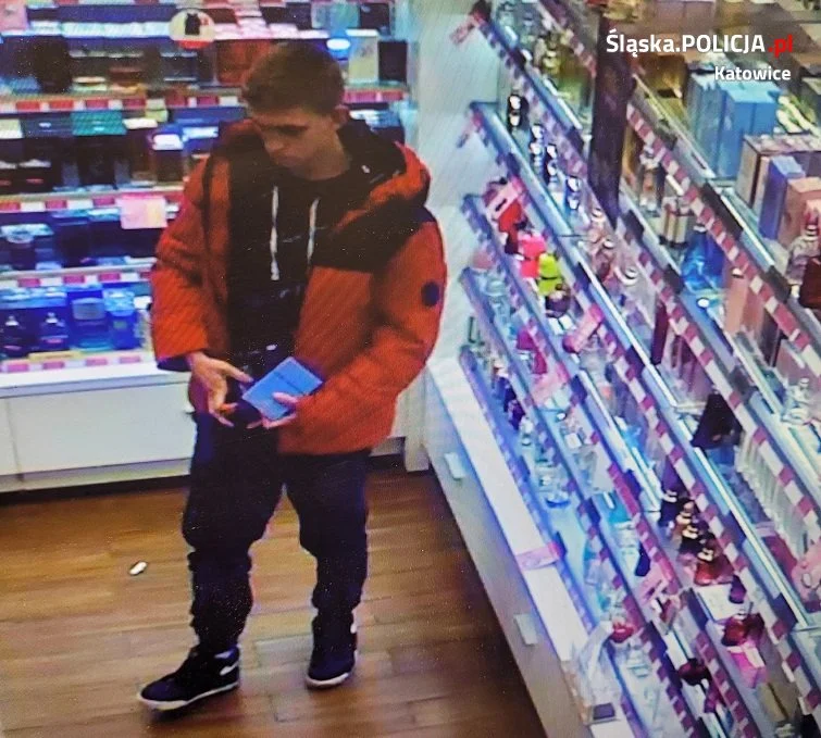 Kradzież perfum w Katowicach. Poznajesz tego mężczyznę?