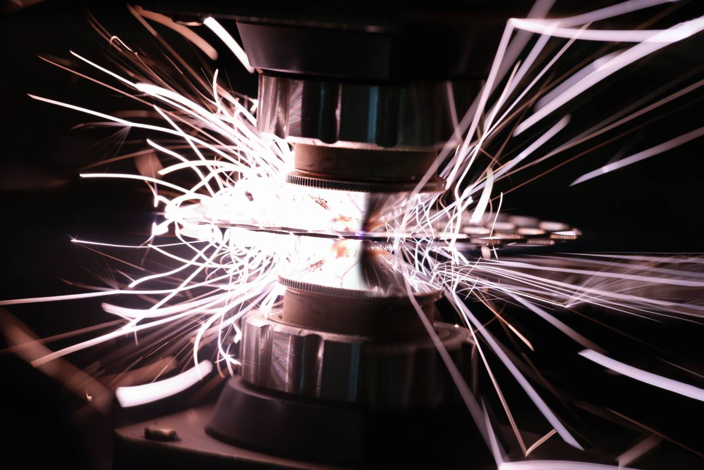 Nowoczesne i bezpieczne maszyny do cięcia – na te cechy zwróć szczególną uwagę!