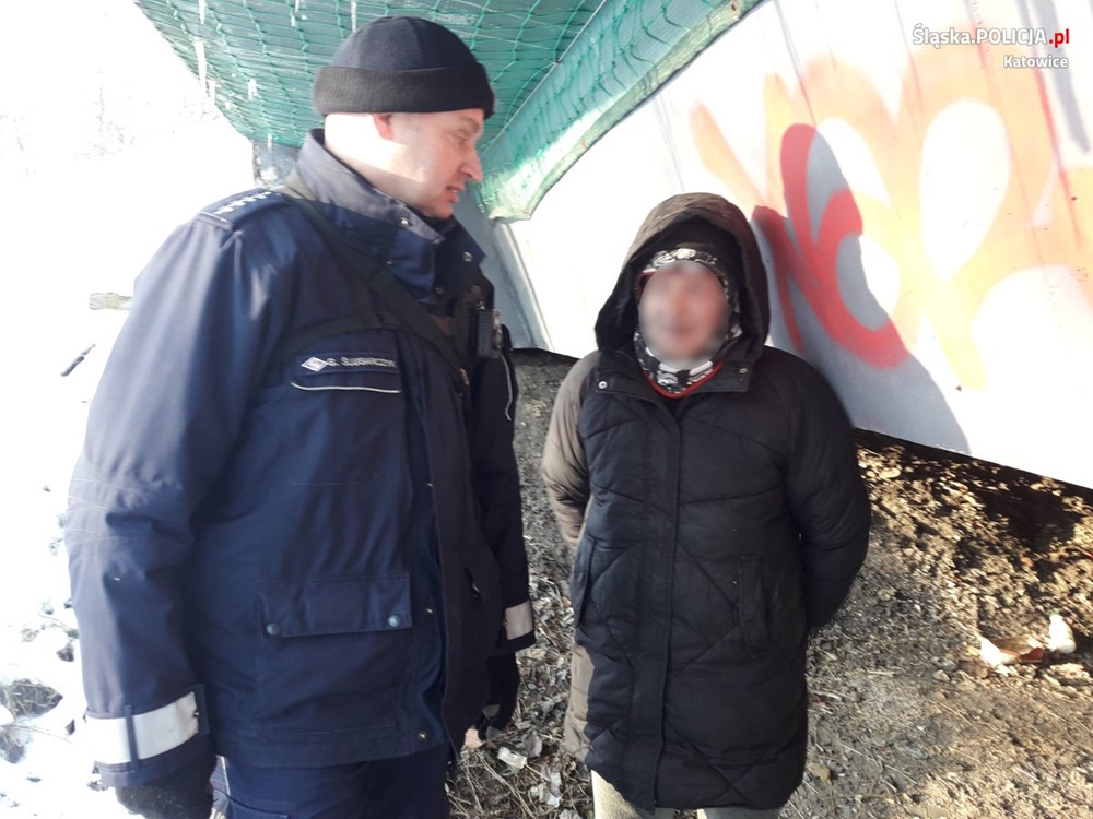 Policjanci z Katowic kontrolują miejsca, gdzie przebywają osoby bezdomne