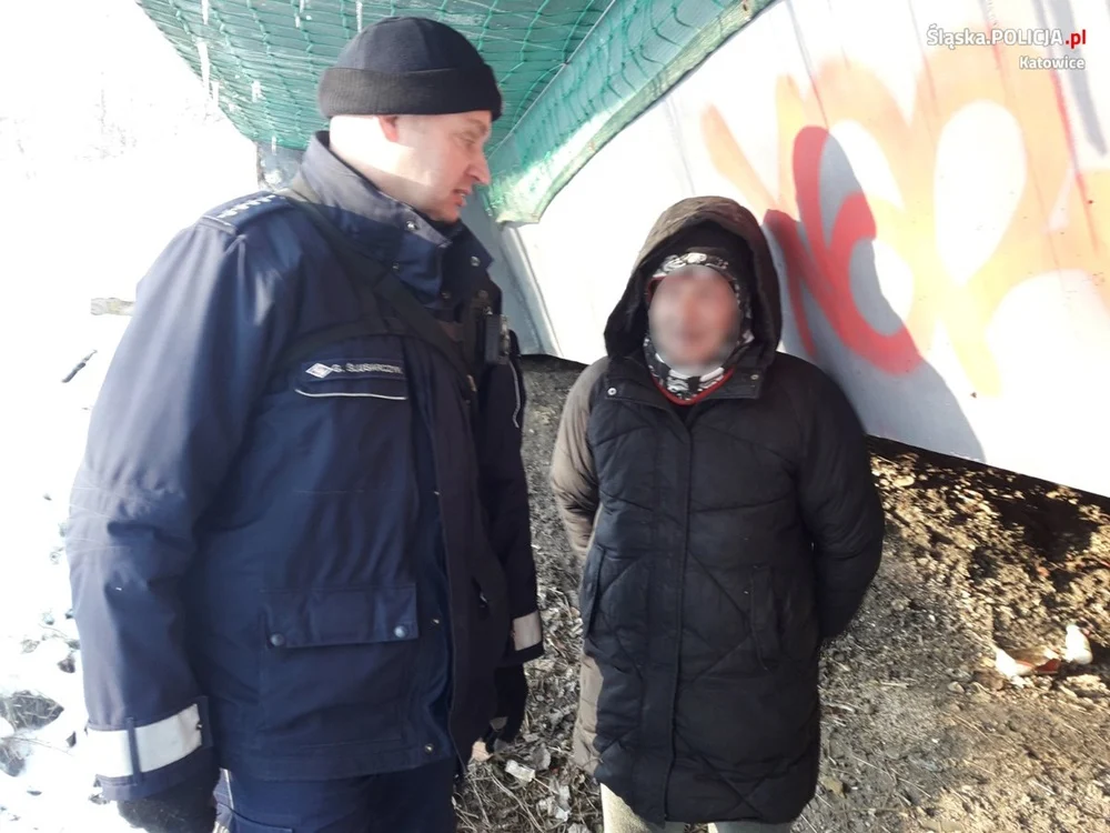 Policjanci z Katowic kontrolują miejsca, gdzie przebywają osoby bezdomne