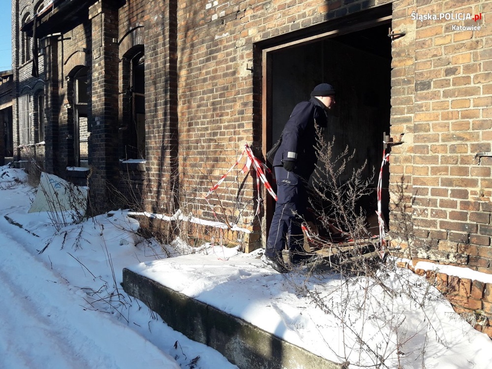 Policjanci z Katowic kontrolują miejsca, gdzie przebywają osoby bezdomne