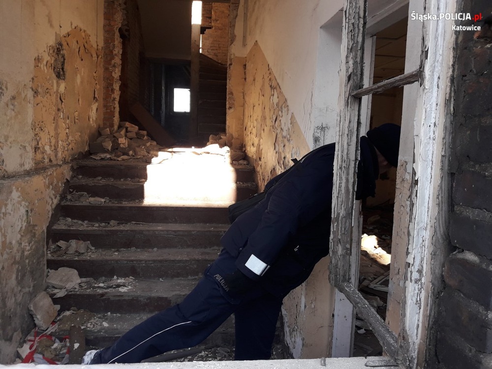 Policjanci z Katowic kontrolują miejsca, gdzie przebywają osoby bezdomne