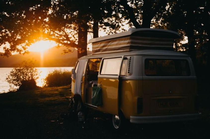 Dlaczego wynajem kampera to świetny pomysł? Podróżowanie na własnych warunkach!