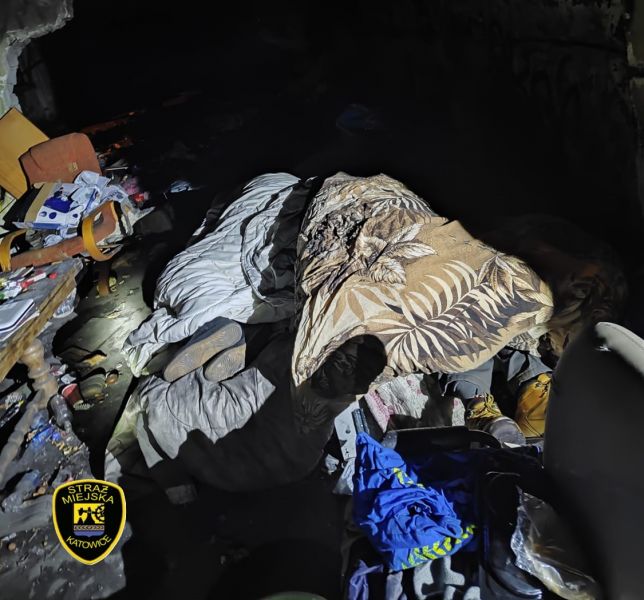 Strażnicy miejscy z Katowic rozwożą ciepły posiłek bezdomnym