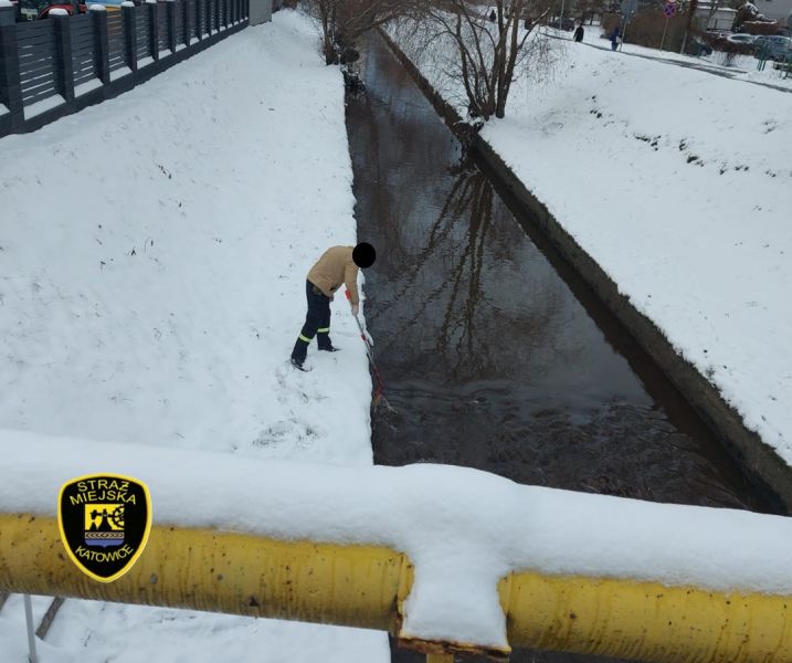 Paliwo z wywróconej ciężarówki przedostało się do Rawy