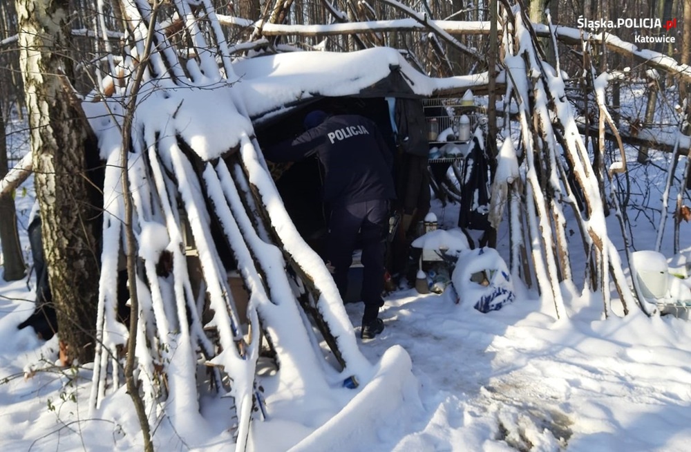 Katowiccy dzielnicowi kontrolują miejsca, gdzie przebywają osoby zagrożone wychłodzeniem