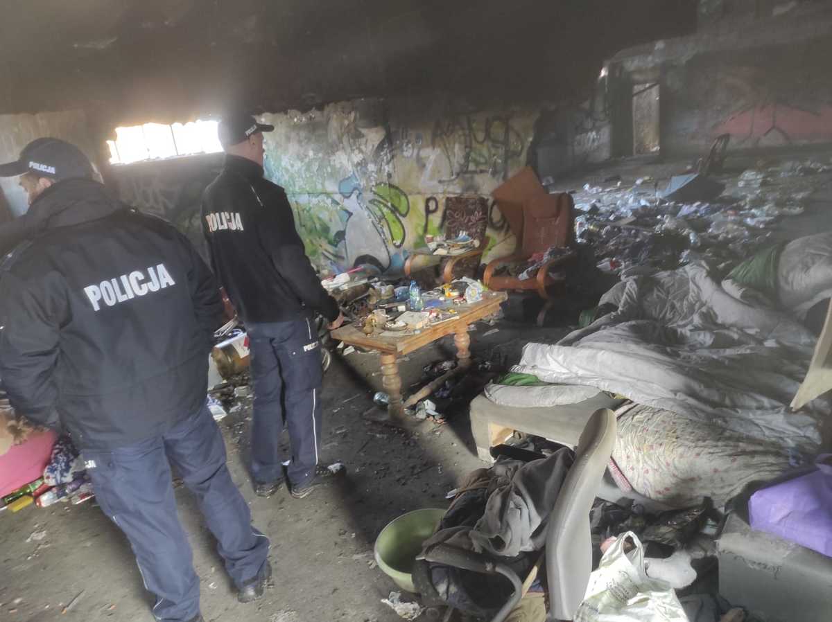 Policjanci sprawdzają miejsca, gdzie przebywają osoby bezdomne