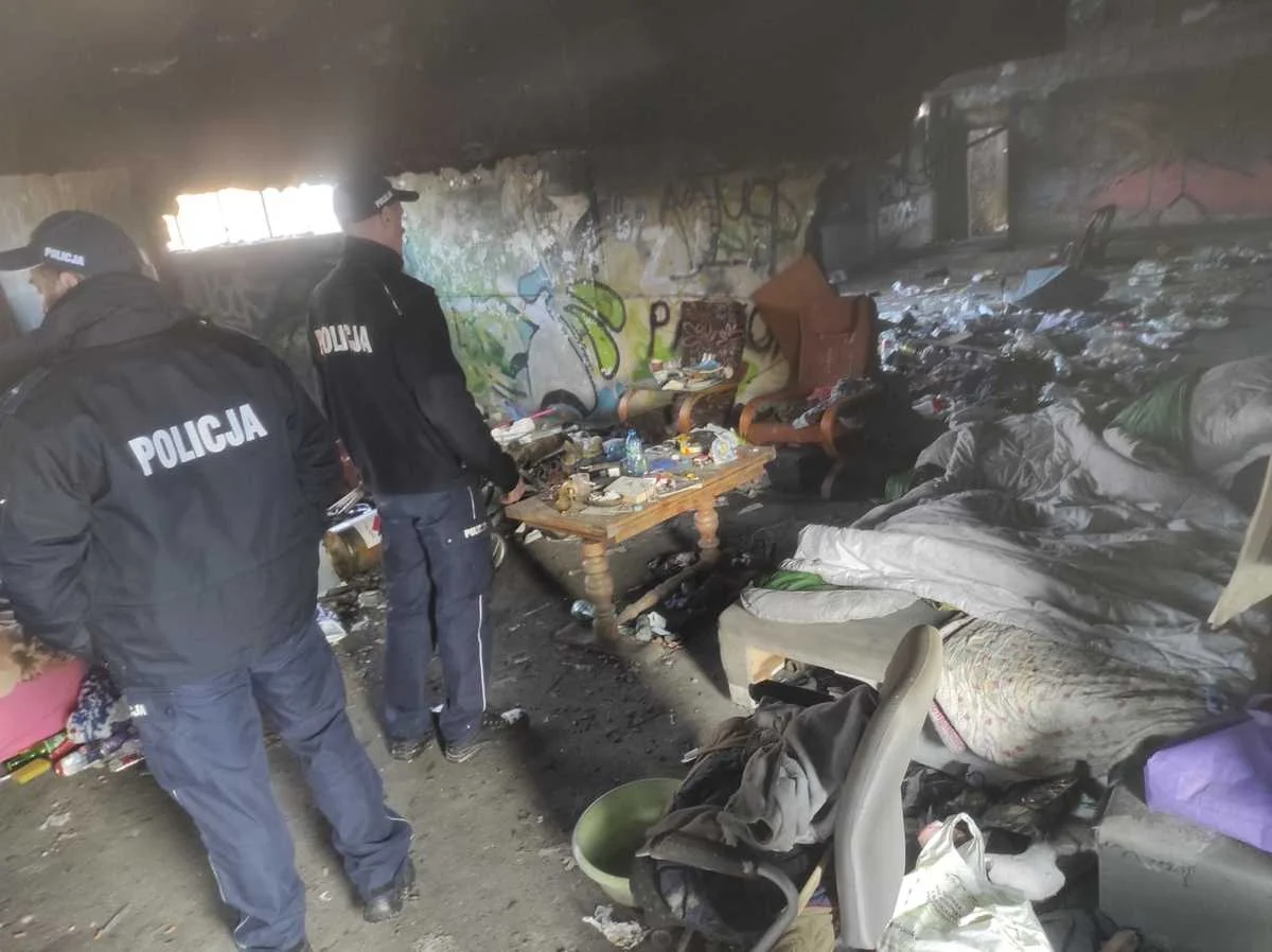 Policjanci sprawdzają miejsca, gdzie przebywają osoby bezdomne