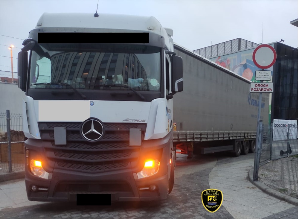 Ciągnik siodłowy z naczepą wjechał "pod prąd" na ul. Młyńską w Katowicach