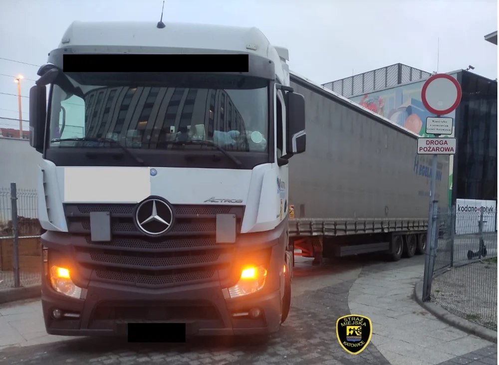 Ciągnik siodłowy z naczepą wjechał "pod prąd" na ul. Młyńską w Katowicach