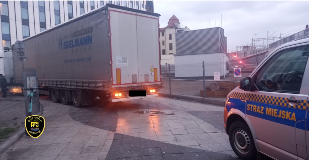 Ciągnik siodłowy z naczepą wjechał "pod prąd" na ul. Młyńską w Katowicach