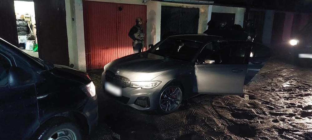 Katowiccy policjanci zatrzymali paserów w skradzionym BMW