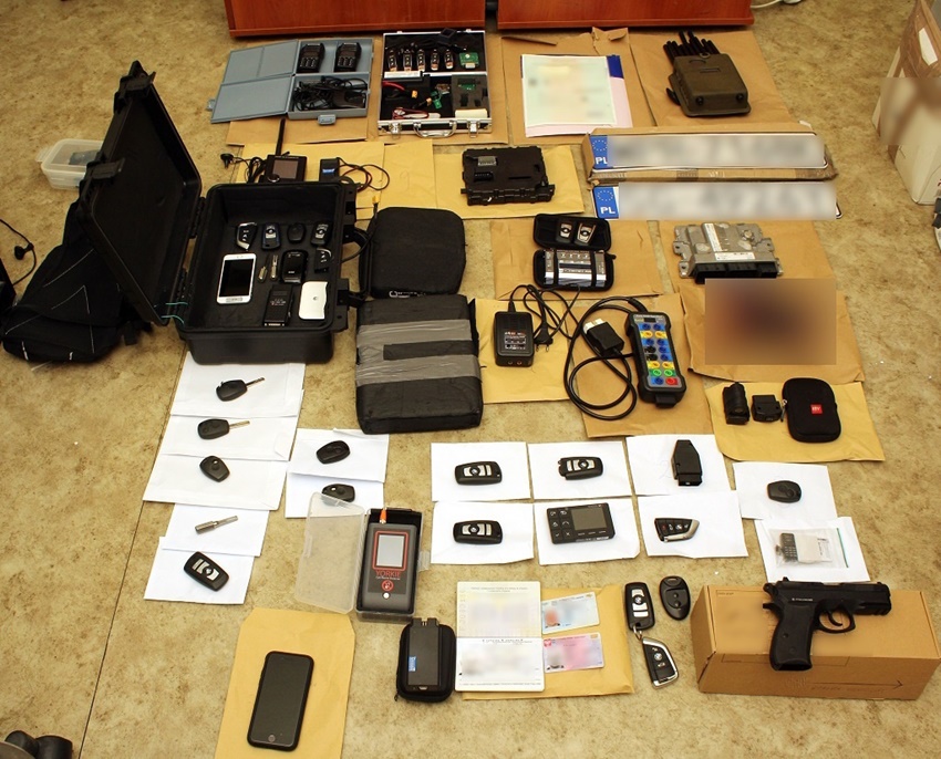 Katowiccy policjanci zatrzymali paserów w skradzionym BMW