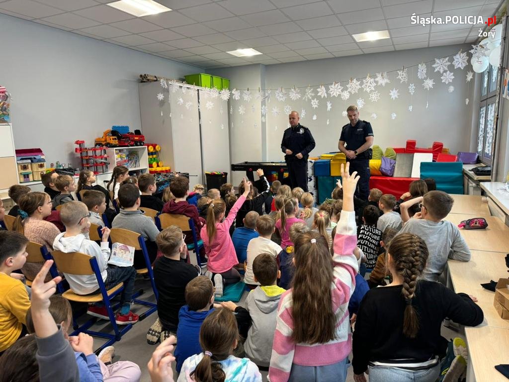 Uczniowie SP nr 4 spotkali się z dzielnicowymi