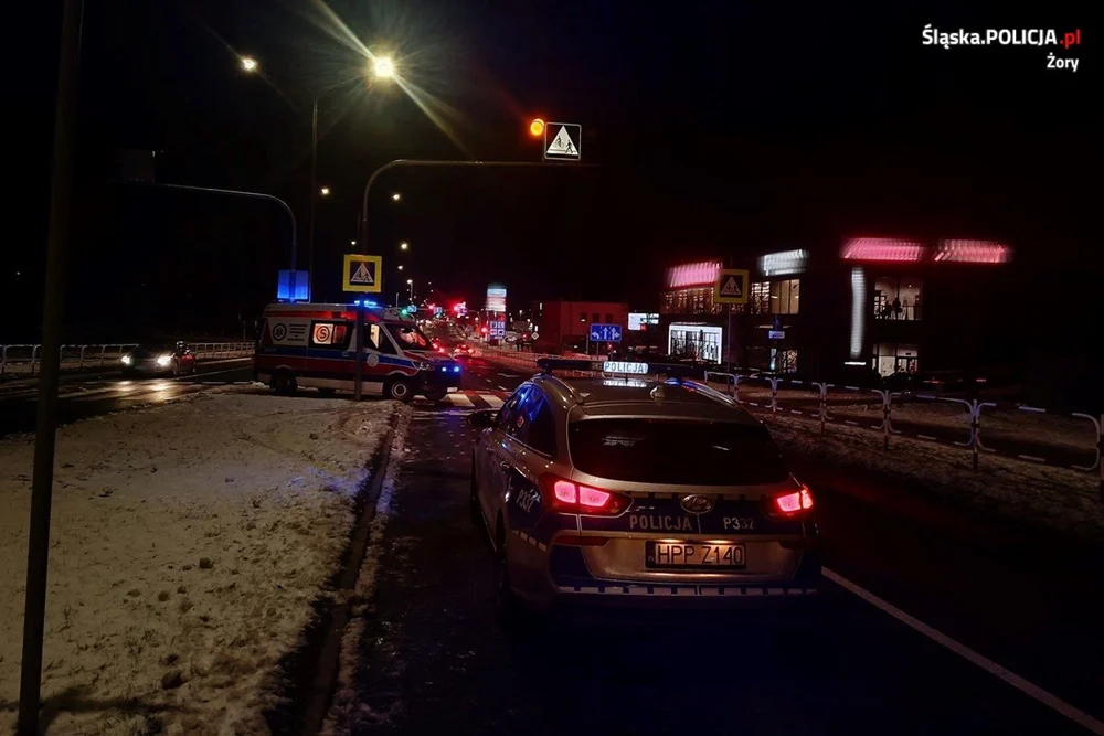 Nieprawidłowe omijanie przyczyną potrącenia w Żorach. Ranna trafiła do szpitala!