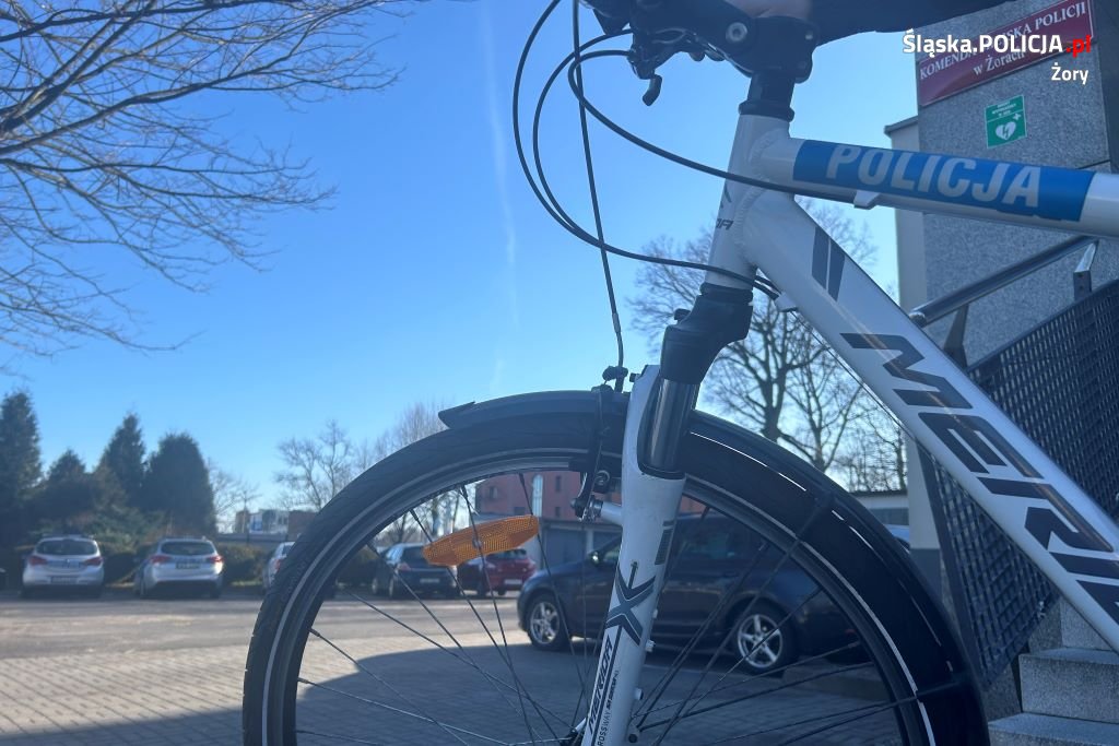 Rozpędzony rowerzysta uderzył w bok samochodu w Żorach!