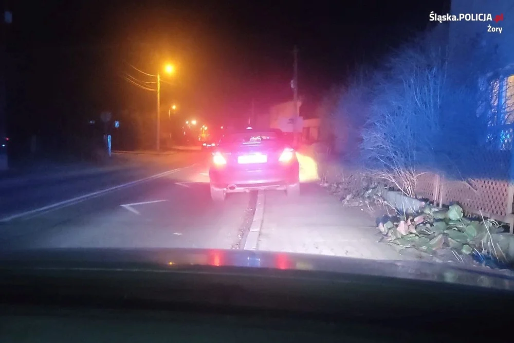 Wjechał na przejazd kolejowy podczas opuszczania zapor. Dużo go to kosztowało