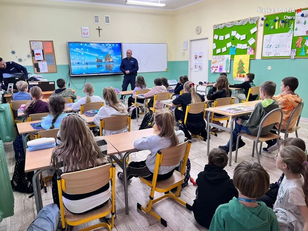 Chorzowscy dzielnicowi odwiedzili SP nr 2 przed feriami
