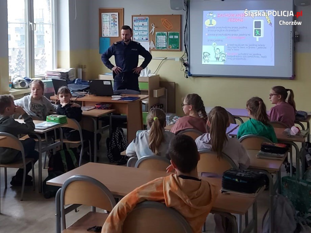Chorzowscy dzielnicowi odwiedzili SP nr 2 przed feriami
