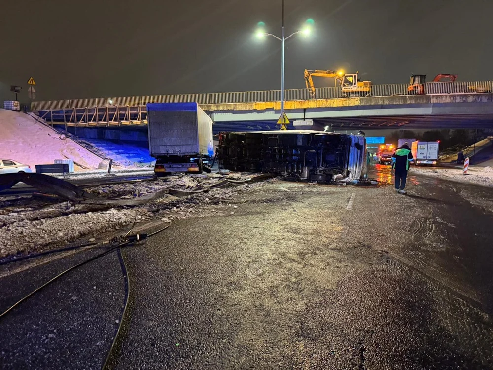 [AKTUALIZACJA] Groźny wypadek na DTŚ w stronę Katowic. Przewrócony TIR zablokował drogę!