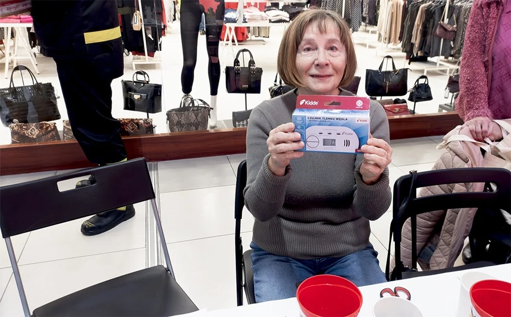 Andrzej Kotala i strażacy rozdawali czujniki tlenku węgla w AKS-ie