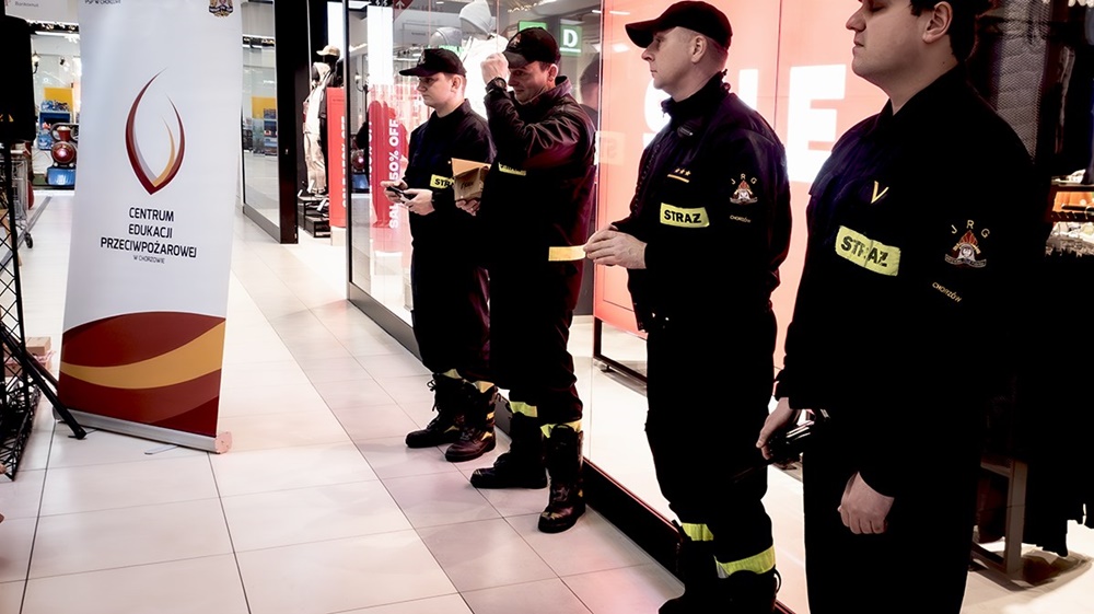 Andrzej Kotala i strażacy rozdawali czujniki tlenku węgla w AKS-ie