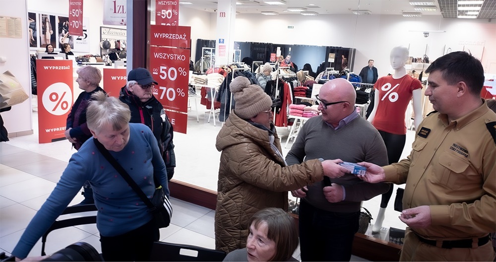 Andrzej Kotala i strażacy rozdawali czujniki tlenku węgla w AKS-ie