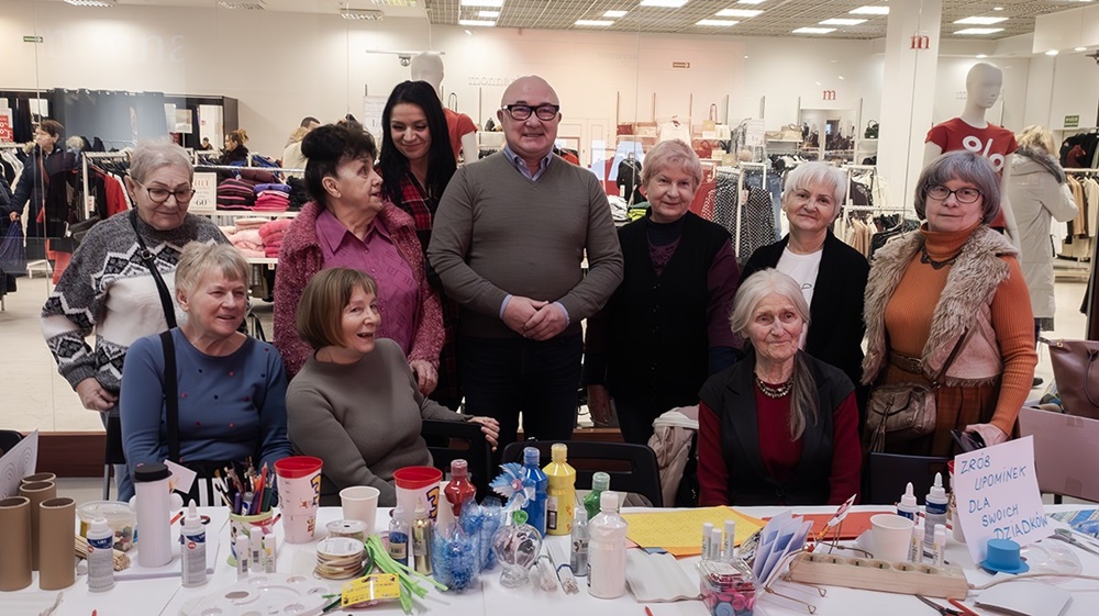 Andrzej Kotala i strażacy rozdawali czujniki tlenku węgla w AKS-ie