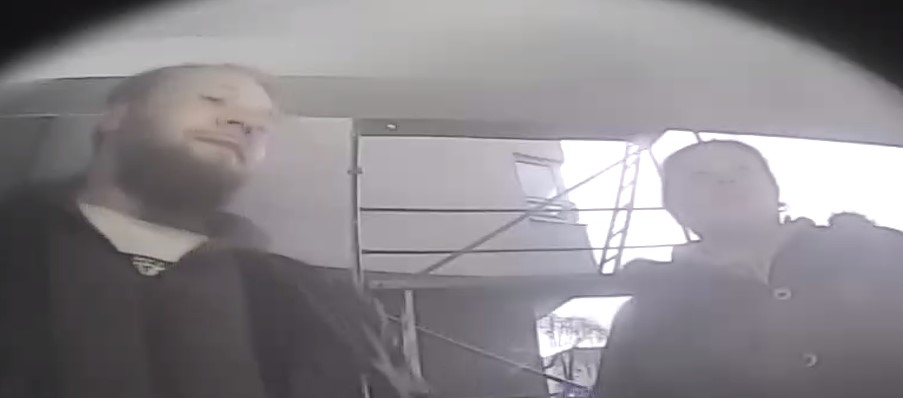 Przywłaszczyli gotówkę z bankomatu. Chorzowscy policjanci szukają tych dwojga