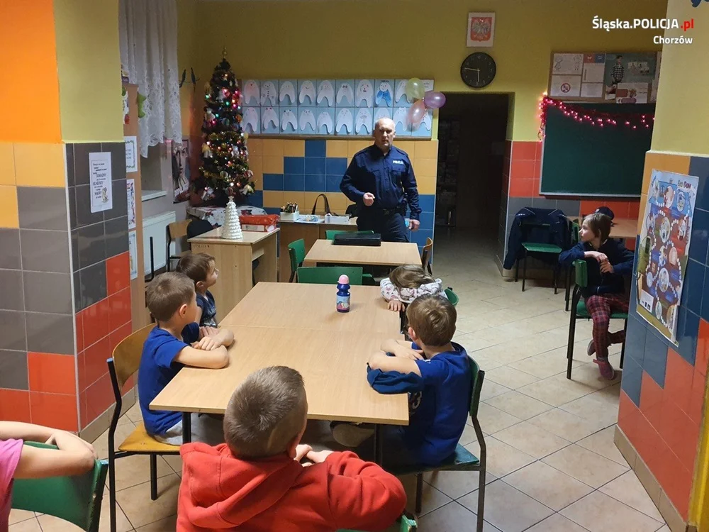 Chorzowscy policjanci odwiedzili "Chatkę na Ratuszowej"