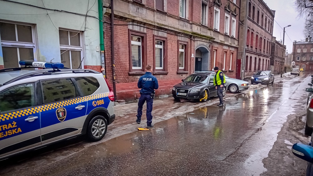 Akcja "B-36" w Chorzowie. Strażnicy Miejscy sprawdzali mieszkańców na ul. Urbanowicza