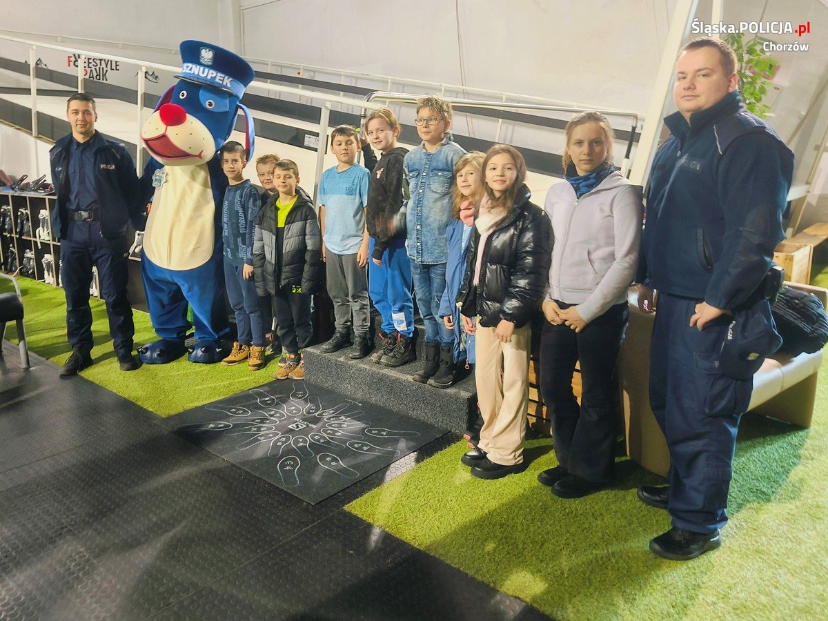 Chorzowscy dzielnicowi na stoku narciarskim spotkali się z dziećmi